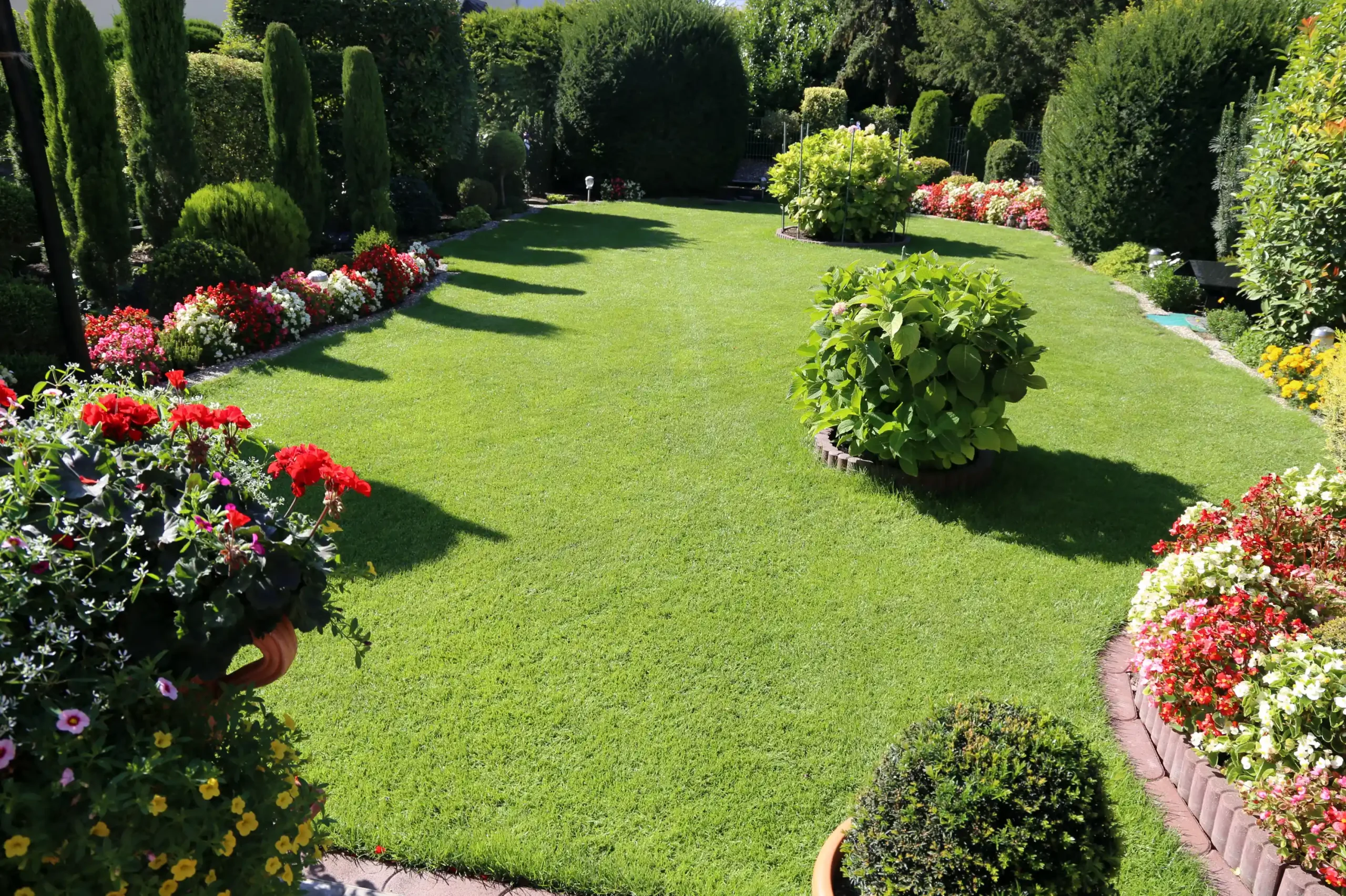 Großzügig angelegte Gartenanlage mit Rasenflächen und Bepflanzung