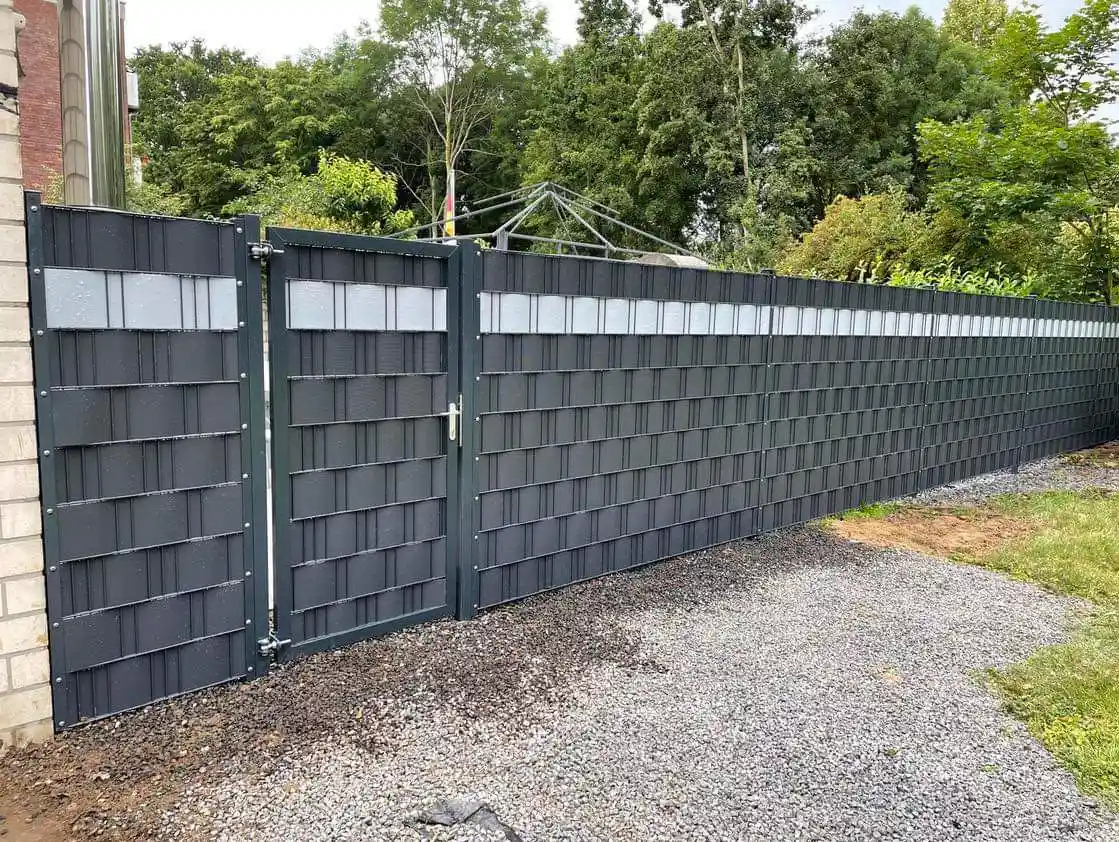 Garten mit Pflasterweg und neuer Bepflanzung