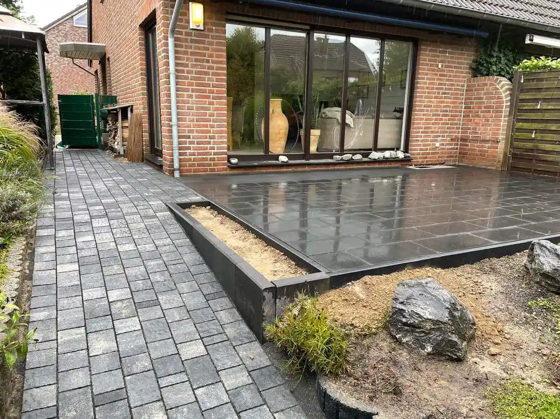 Verpflasterung mit grauem Naturstein