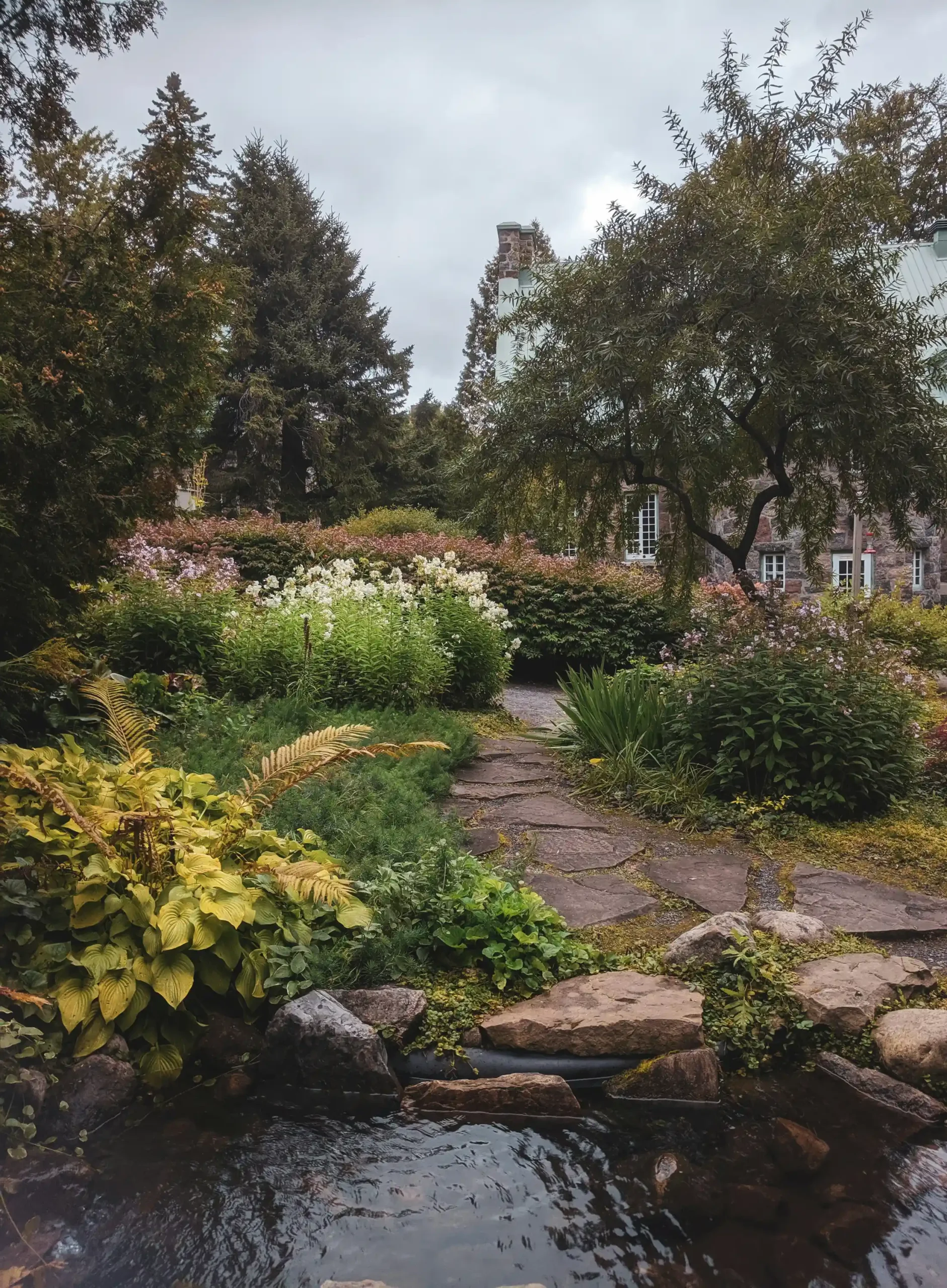 Gepflegter Garten mit Wasserspiel